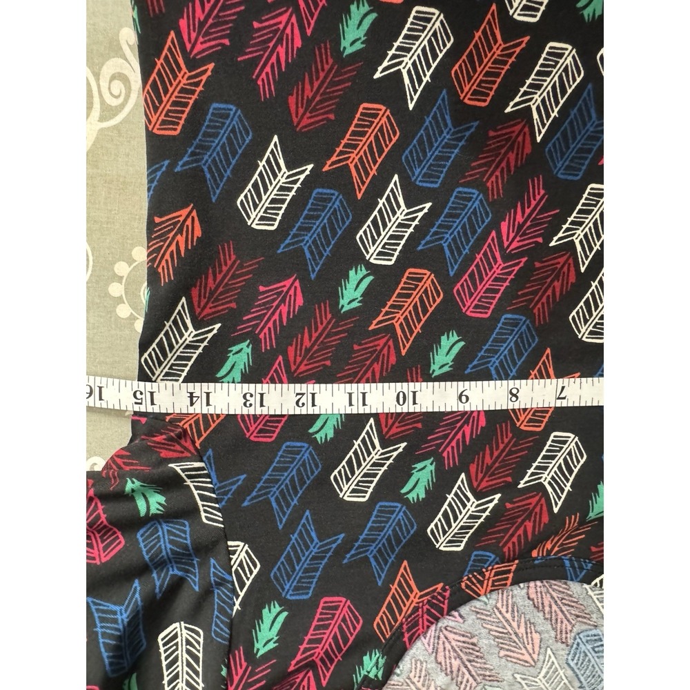 NWT LuLaRoe Gigi Tee XS Black Arrow Feather Boho Indie Y2K Stretch Shirt Top - Picture 6 of 8